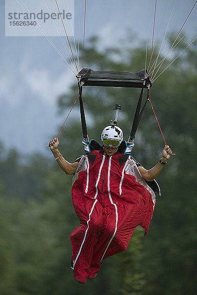 Flügelanzugpilot Marshall Miller im Landeanflug. Toggenburg  Schweiz.