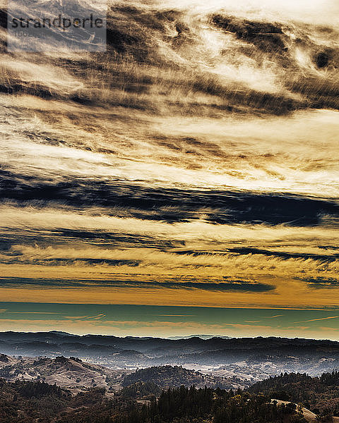 Ein farbenfroher Himmel mit Blick nach Westen von den Mayacamas Mountains in Sonoma County. Dieses Gebiet ist Teil des neuesten Schutzgebiets der Audubon Canyon Ranch  dem Modini Mayacamas Preserves. Das Schutzgebiet umfasst insgesamt 3.370 Acres und liegt oberhalb des Alexander Valley in der Nähe von Healdsburg  Kalifornien.