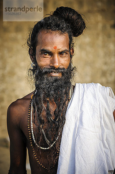Porträt eines heiligen Mannes in Ujjain  Madhya Pradesh  Indien.