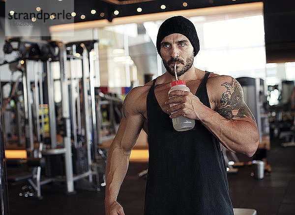 Muskulöser Mann trinkt Wasser im Fitnessstudio. istanbul Türkei