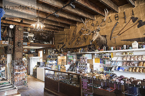 Geschäft in Polebridge Mercantile  Polebridge  Glacier National Park  Montana  USA