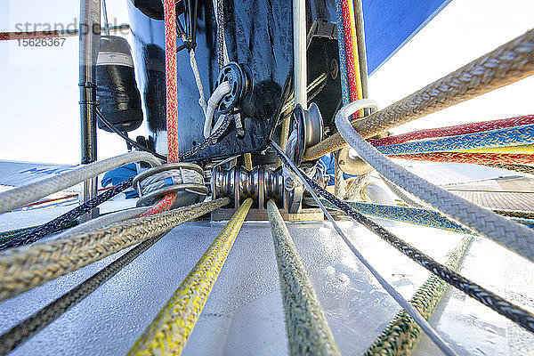 Mehrfarbiges Seilsystem an der Unterseite des Karbonmastes an Bord eines Trimarans  Atlantik  Bretagne  Frankreich
