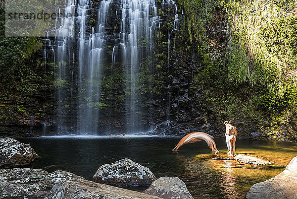 Touristen genießen den Farofa-Wasserfall im Serra do Cipo-Nationalpark  MG  Brasilien