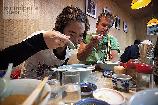 Junge Frau und Mann essen Ramen-Nudeln  Showa  Präfektur Yamanashi  Japan