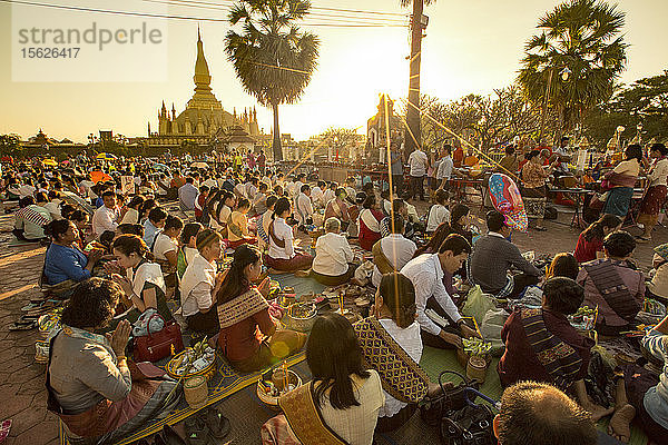 Boun That Luang ist ein jährlich stattfindendes buddhistisches Fest an der Goldenen Stupa (That Luang) in Vientiane  Laos.