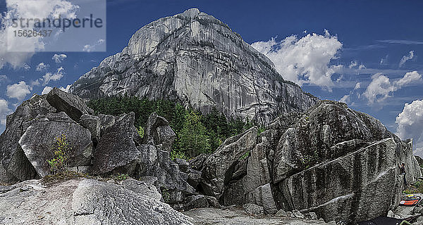 Aussicht auf die Felsformation Stawamus Chief mit Kletterer an der Seite  Squamish  British Columbia  Kanada