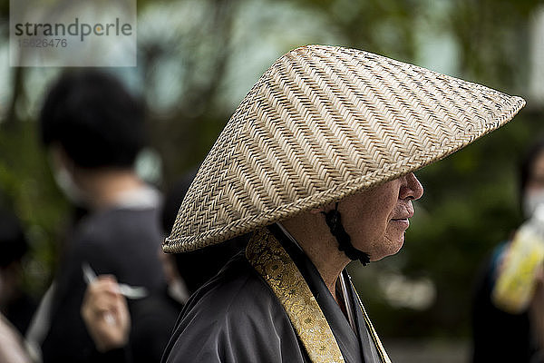 Profil eines älteren Mannes mit traditionellem konischem Hut  Tokio  Tokio  Japan