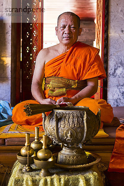 Vorderansicht eines buddhistischen Mönchs mit Blick in die Kamera im Wat Phra That Doi Suthep  Chiang Mai  Thailand