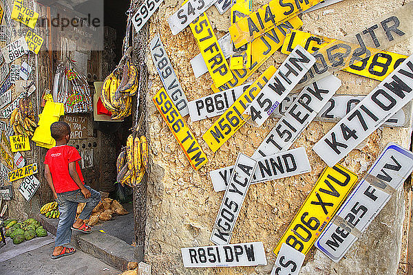 Verkauf von Kfz-Kennzeichen in Stone Town