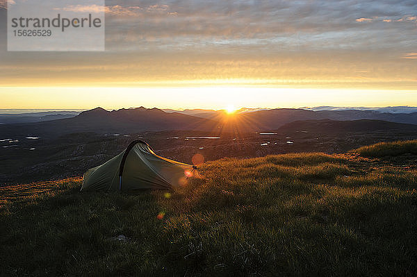 Ein Blick auf ein Zelt auf dem Gipfel des Suilven bei Sonnenaufgang  Schottland  Vereinigtes Königreich.