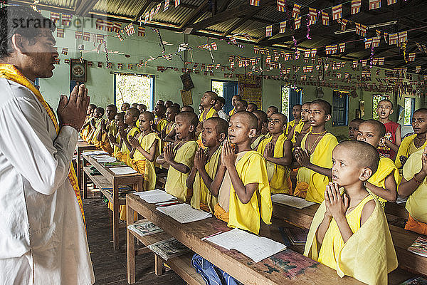 Hinduistische Schüler beginnen ihren regulären Unterricht mit einem Gebet in der Arya Gurukul. Diese Schule in der Nähe des Arya Samaj Tempels in Zyd wurde am 20-02-2012 gegründet. Alle diese Jungen lernen  Hindu-Priester zu werden. Myamnar.