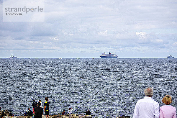 Die Queen Mary 2 passiert die Insel Groix auf ihrem Weg nach Saint Nazaire zum Start der Transat The Bridge 2017  einem historischen Transatlantikrennen zwischen ihr und einer Flotte riesiger Trimarane.