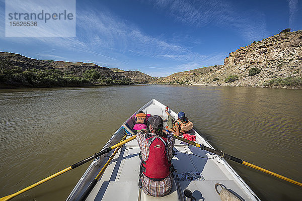 Mann und zwei Frauen segeln über den ruhigen Green River im Desolation Canyon  Utah  USA