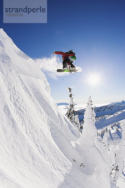 Snowboarder bei einem 180er-Sprung beim Snowboarden  Revelstoke  British Columbia  Kanada