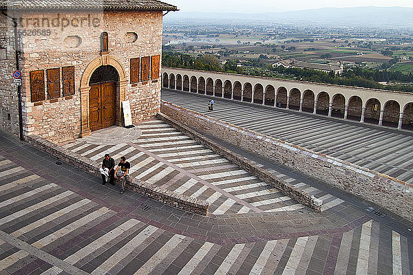 Treppe an der Basilika des Heiligen Franziskus  Assisi  Umbrien  Italien