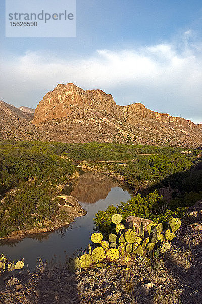 Die Ranch Road 170 folgt dem Rio Grande und der internationalen Grenze zwischen den Vereinigten Staaten und Mexiko  auf dem Weg von Study Butte/Terlingua nach Presidio und weiter.