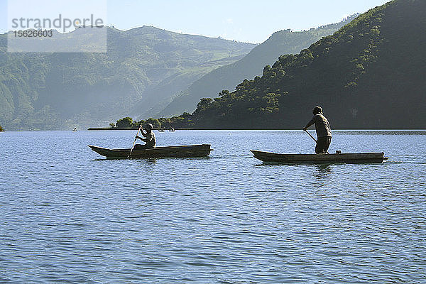 Zwei Kanufahrer machen eine morgendliche Paddel- und Angelpartie auf dem Atitl?n-See in Guatemala.