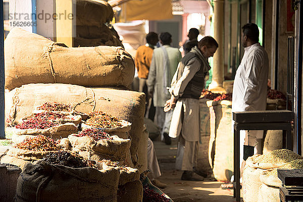 Große Säcke mit Gewürzen in Neu-Delhi  Indien.