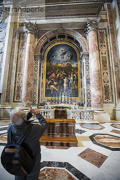 Ein Tourist  der ein Bild in der Nähe des Vatikans macht  Rom  Italien