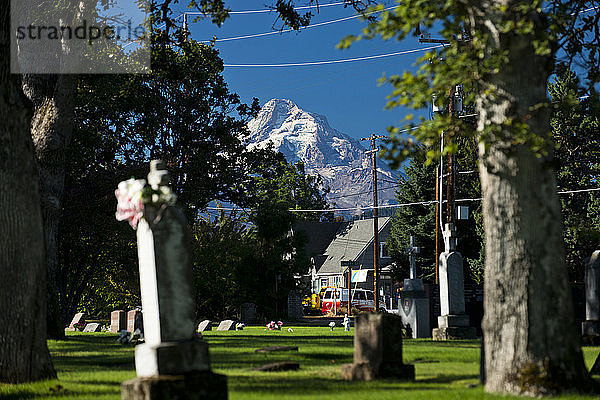 Mt. Hood ist im Hintergrund eines alten Friedhofs in Hood River  Oregon  zu sehen