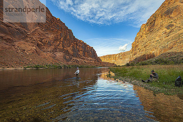 Mann beim Fischen auf dem Colorado River im Grand Canyon