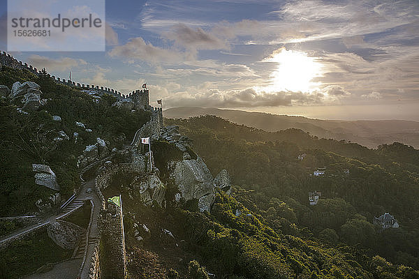 Die Burg der Mauren  eine mittelalterliche Burg auf dem Gipfel des Sintra-Gebirges in Portugal