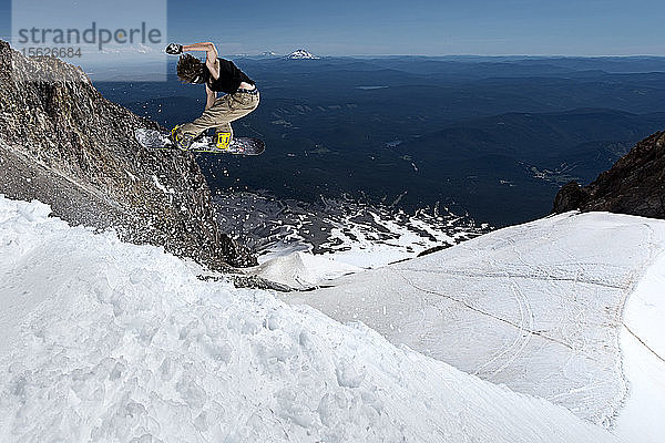 Ein Snowboarder springt vom Hogsback am Mt. Hood