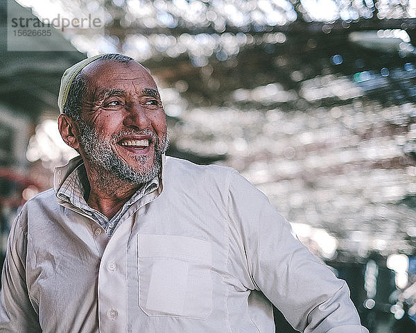 Alter marokkanischer Mann lächelt auf dem Straßenmarkt von Marrakesch  Marokko