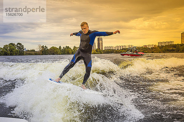 Herbstliches Wake-Surfen.