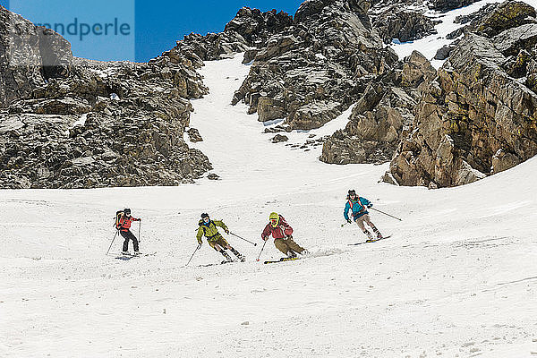 Vorderansicht einer Gruppe von vier Skifahrern  die den Hang hinunterfahren  La Plata Mountains  Colorado  USA