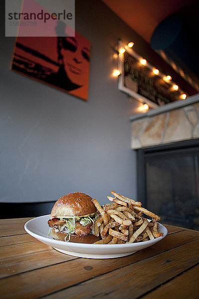 East End Beef Burger umgeben von einem Haufen Pommes Frites im East Ender in Portland  Maine.