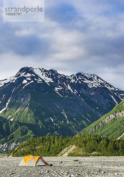 Zelte und Berge an den Ufern des Alsek