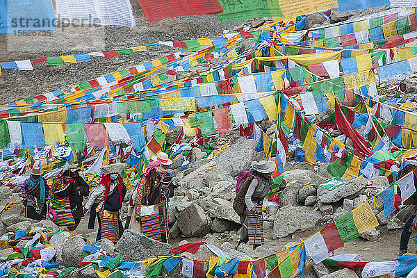 Gebetsfahnen im Drolma Laa-Pass in Tibet
