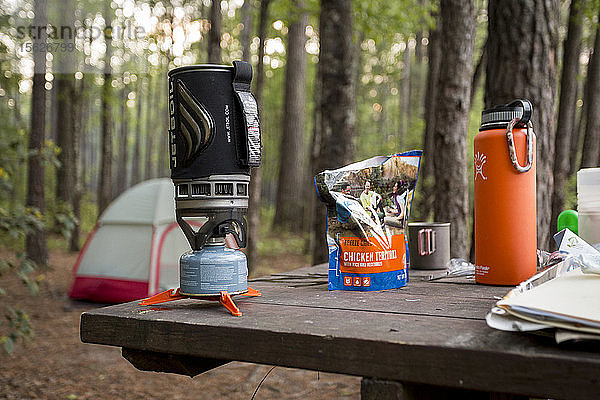 Vorbereitungen für eine Mahlzeit auf dem Longleaf Campground nach einem langen Tag der Erkundung des Congaree National Park in der Nähe von Columbia  South Carolina.