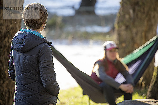Zwei Frauen entspannen sich auf einem Campingplatz in Montana.