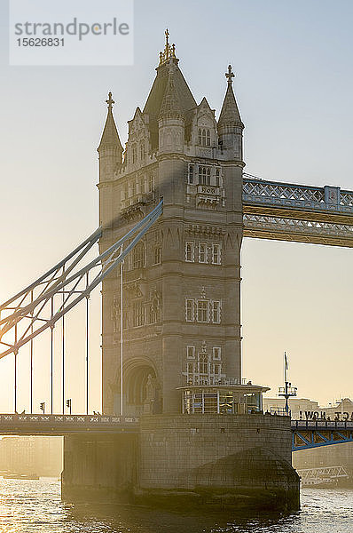 Foto der Tower Bridge bei Sonnenaufgang  London  England  UK
