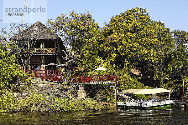 Gebäude des Zarafa Camps auf Holzstelzen am See  Selinda-Konzession  Okavango-Delta  Nord-Botswana  südliches Afrika