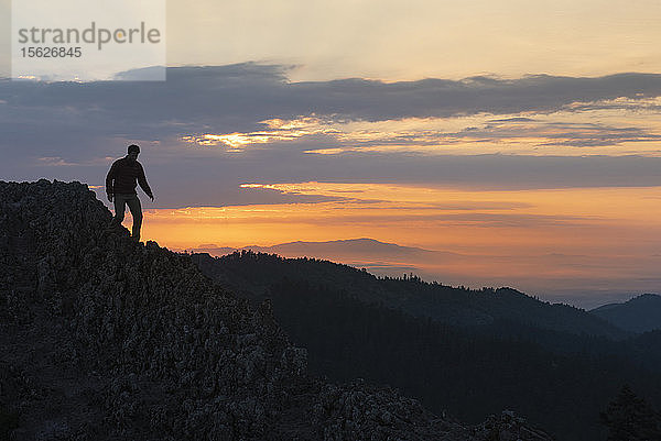 Silhouette eines Mannes bei Sonnenaufgang in den Bergen bei Pena de la Muela im Nationalpark El Chico  Hidalgo  Mexiko