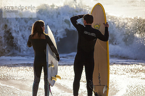 Die Regelmäßigkeit und Schönheit der Wellen am Strand von Le Loch haben diesen Ort zu einem beliebten Ziel für Surfer gemacht. Le Loch  Guidel  Bretagne.