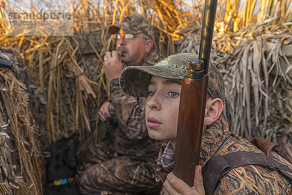 Vater und Sohn auf Entenjagd  Suisun Marsh  Suisun City  Kalifornien  USA