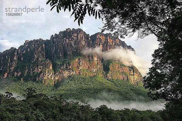 Rocky Mountains gegen bewölkten Himmel am Mount Roraima