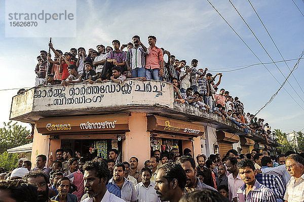 Christliche Gläubige nehmen an einem religiösen Fest in Kerala  Indien  teil.
