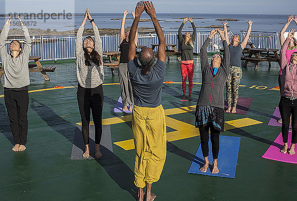 Frühmorgens ein Yogakurs mit der Yogalehrerin Anandh Pillay auf dem Hubschrauberlandeplatz an der Viking Line Fähre in den Stockholmer Schären  Ostsee.