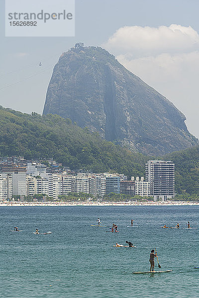Menschen genießen einen sonnigen Tag auf einem Stand Up Paddle Board in Praia de Copacabana  Rio de Janeiro  Brasilien