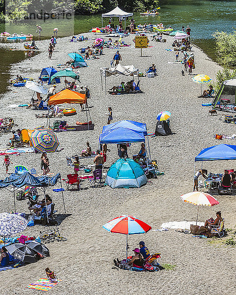 Erhöhte Ansicht der Menschen und Schirme am Strand des Russian River