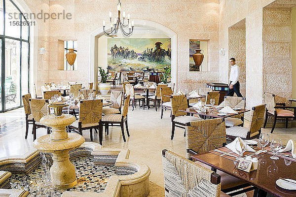 Kellner beim Gang durch das luxuriöse Al Saraya Restaurant im Movenpick Dead Sea Spa and Resort  Madaba Governorate  Jordanien