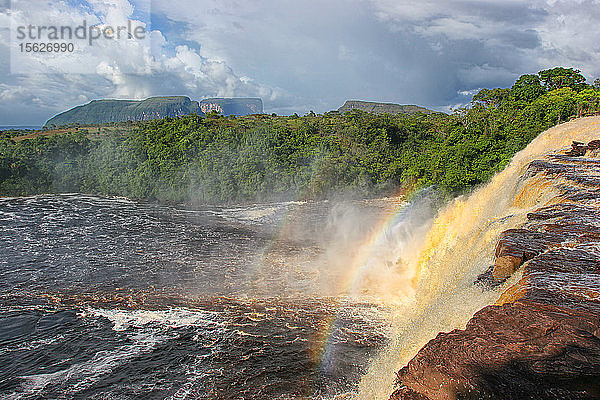 Auf dem Gipfel der Sapo Falls  einem Wasserfall in der Nähe der Canaiama-Lagune im Canaima-Nationalpark  Venezuela