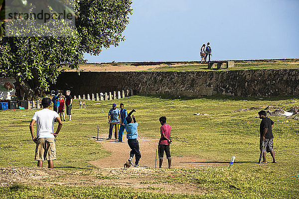 Jungen spielen Kricket auf Gras  Galle  Sri Lanka