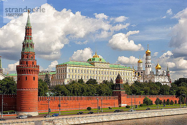 Panoramablick auf die Innenstadt von Moskau mit Kreml an einem sonnigen Tag