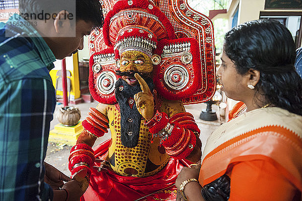 Theyyam (Teyyam  Theyyattam oder Thira) ist eine beliebte rituelle Form der Verehrung von Nord-Malabar in Kerala  Indien  als ein lebendiger Kult mit mehreren tausend Jahre alten Traditionen  Ritualen und Bräuchen. Die Ausführenden von Theyyam gehören der unteren Kastengemeinschaft an. Theyyam ist das Ergebnis einer Synthese aus Ritual  Vokal- und Instrumentalmusik  Tanz  Malerei  Bildhauerei und auch Literatur. Theyyam ist eine andere Form von Gott und Göttin und verleiht den Anhängern die göttliche Stimme.